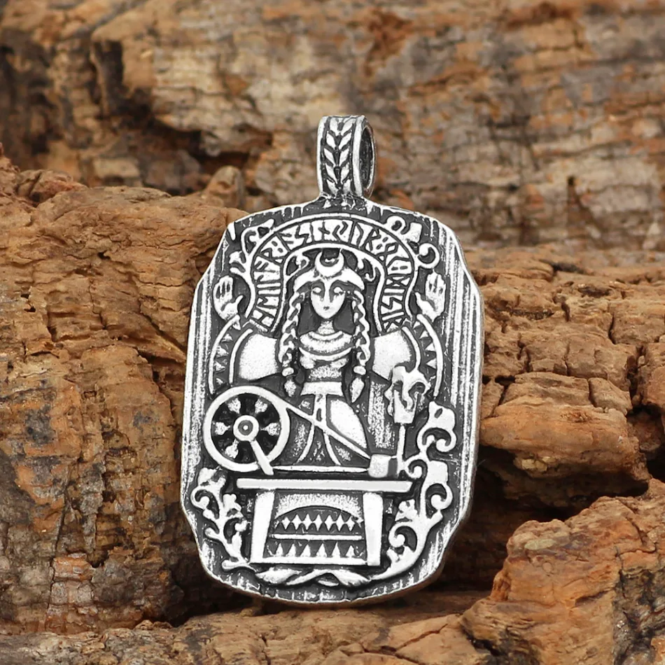 Collier Ange Gardien Série Culture Nordique, pendentif totem protecteur, bijou nordique et spirituel, symbole de protection.