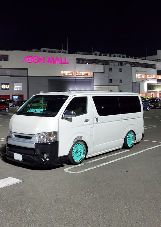 ハイエースバンの左斜め前写真展・ミントグリーン・艶黒バンパー・ワイドルック・人とかぶらないカスタムをに関するカスタム事例の投稿画像1枚目