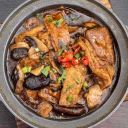 Braised Tofu with Black Mushrooms in Soy Sauce