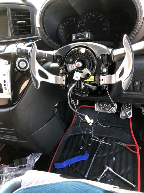 エルグランドの純正流用・35GT-Rホイール・レイズ鍛造ホイールに関するカスタム事例の投稿画像3枚目