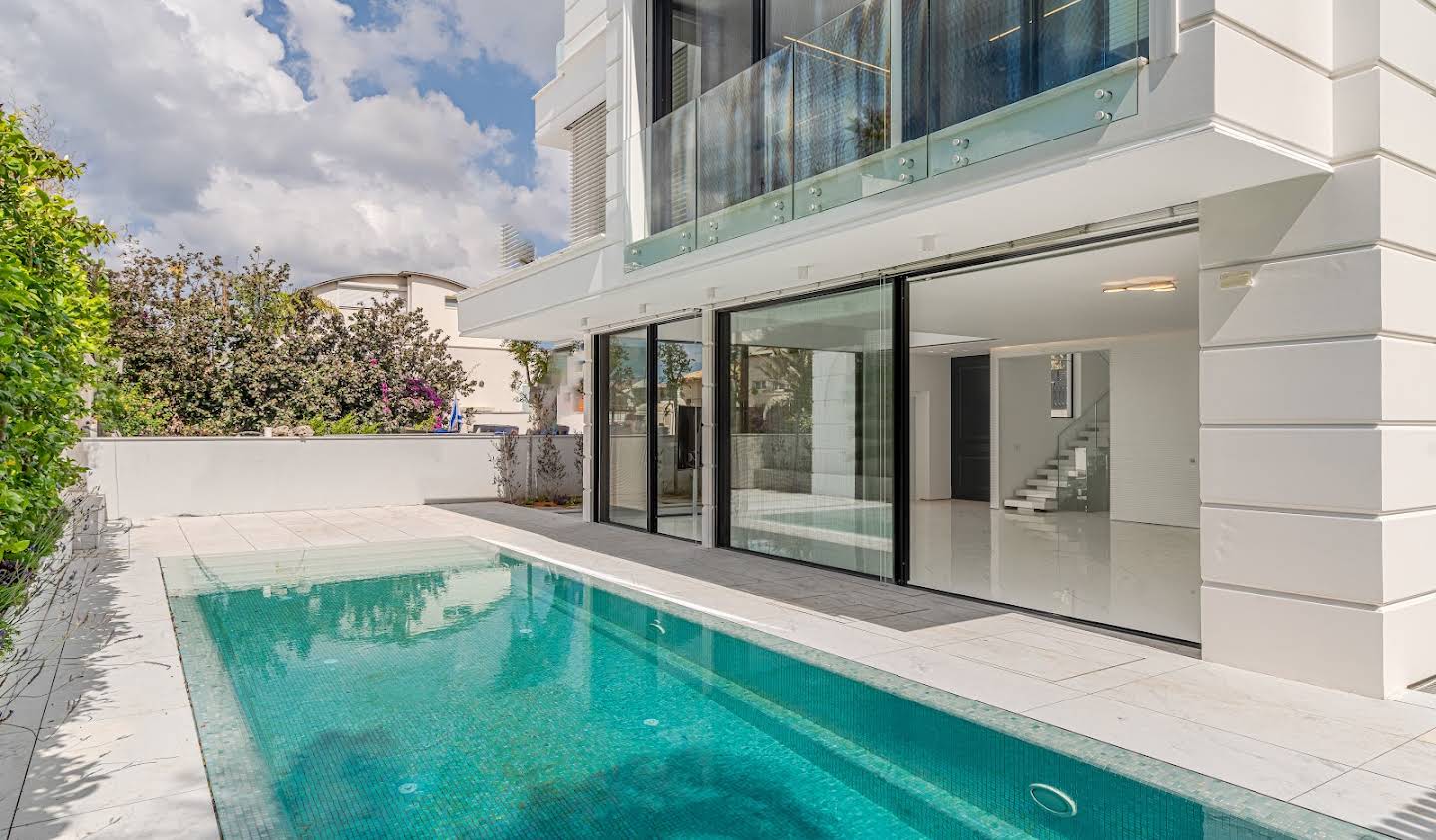 House with pool Herzliya