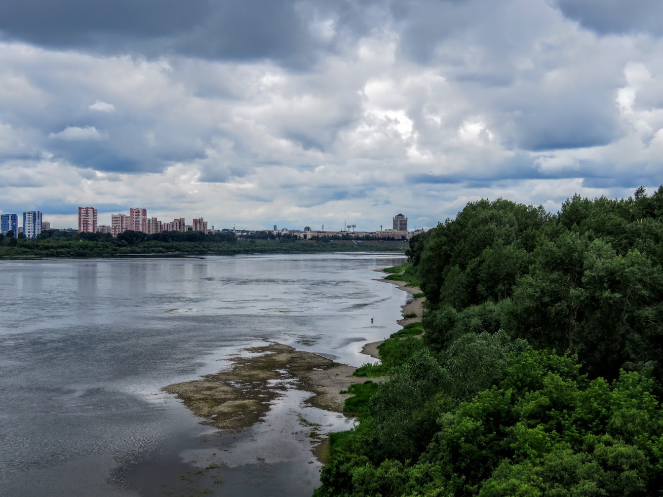 Томь в реальном времени. Берег Томи в Кемерово. Левый берег Томи Кемерово. Кузбасский мост Кемерово. Кемерово вид на Томь.