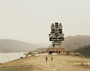 Fengjie III<br />
Monument to Progresss and Prosperity<br />
Chongqing Municipality, 2007<br />
Foto Nadav Kander<br />
Courtesy Flowers Gallery