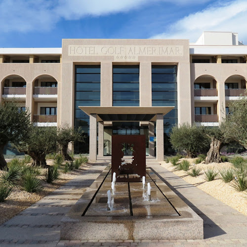 la entrada al hotel golf almer mar con una fuente
