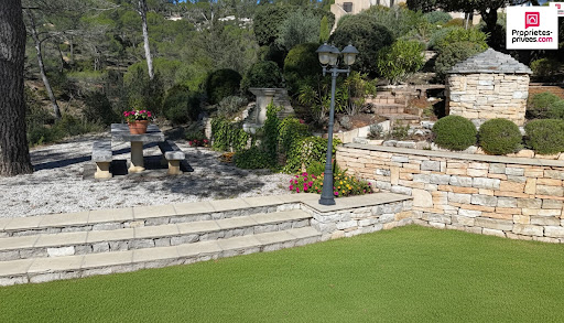 House with garden 4