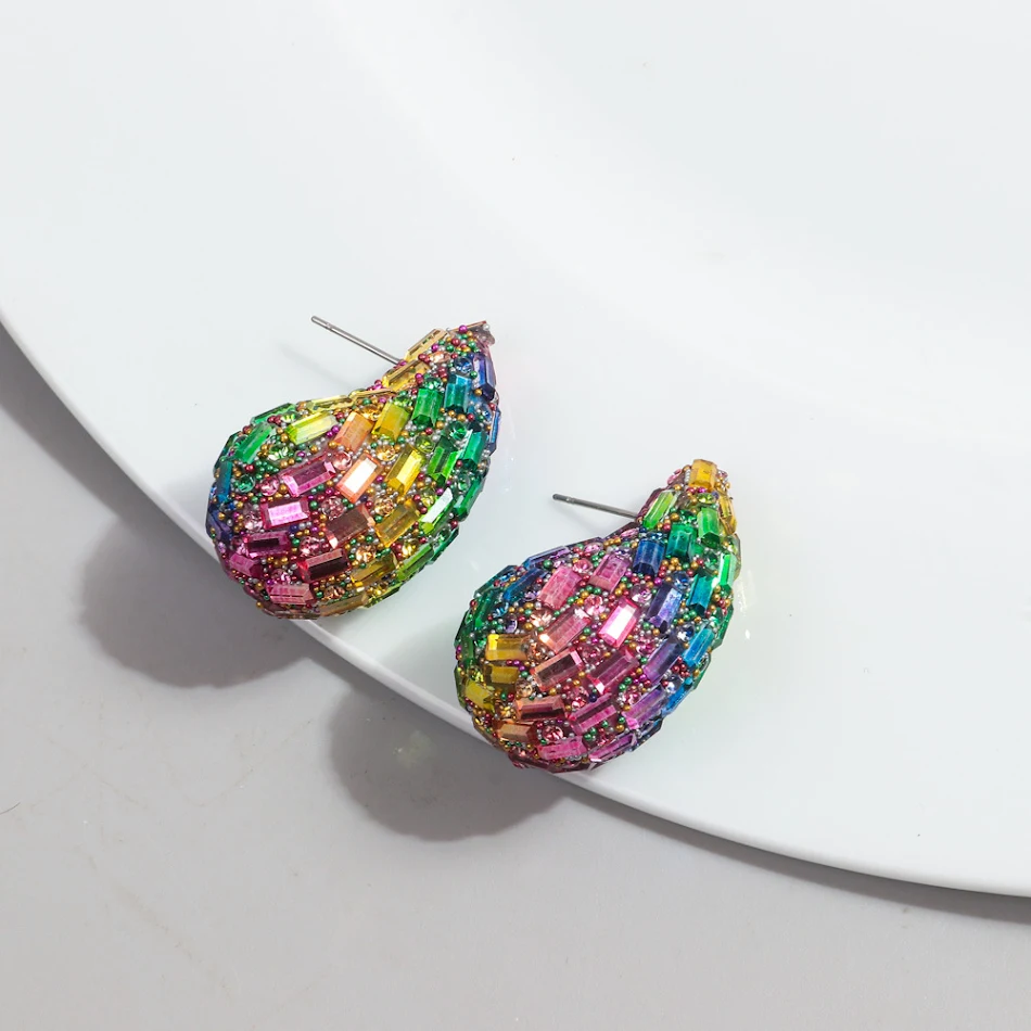 Volledig met edelstenen bezette metalen oorringen met studs. Voeg glamour toe aan elke outfit. Perfect voor een avondje uit of speciale gelegenheden.