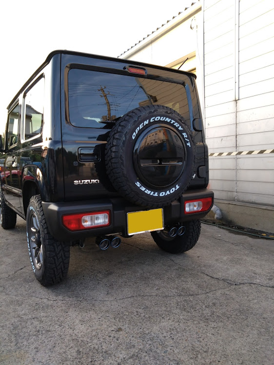 ジムニーのジムニーJB64・ロッソモデロマフラー・ホワイトレター・オープンカントリーRTに関するカスタム事例の投稿画像1枚目