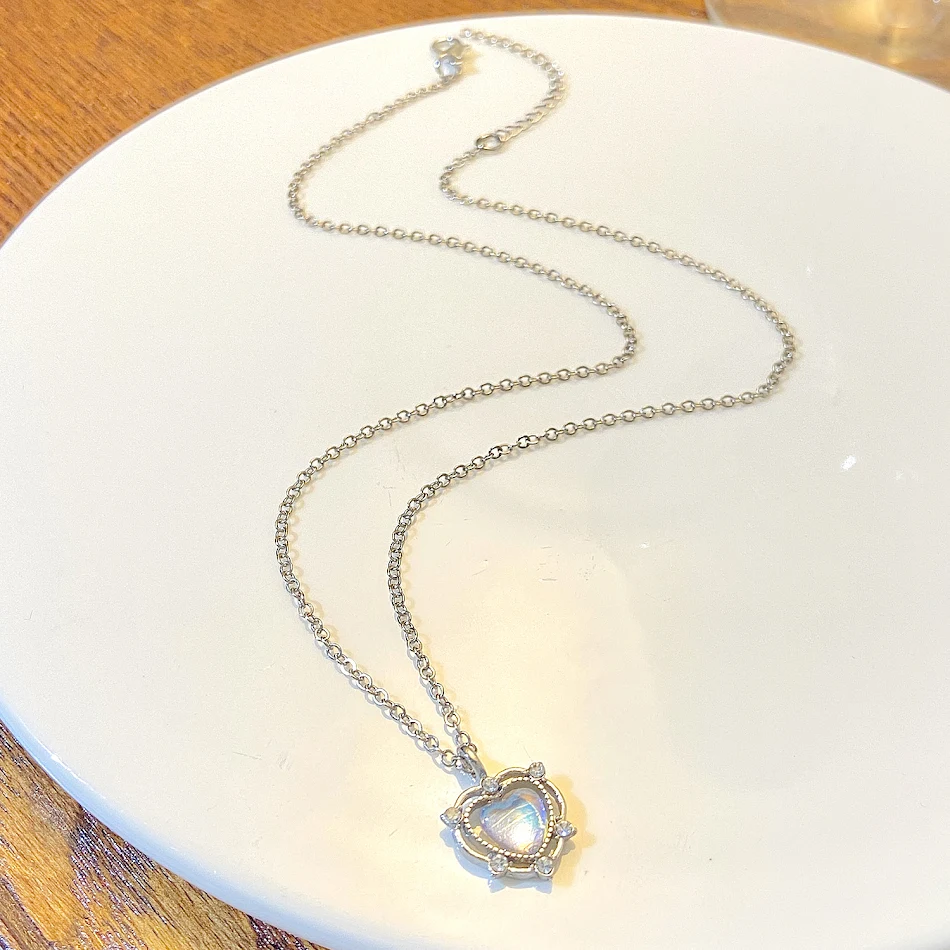 Collier pendentif amour coloré et créatif en diamant ajouré, pour exprimer votre amour. Un bijou unique qui illumine votre style et votre cœur.