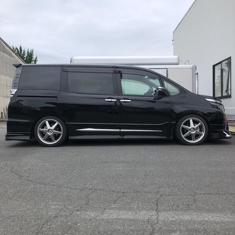ヴォクシーの車高調整・DIYに関するカスタム事例の投稿画像1枚目