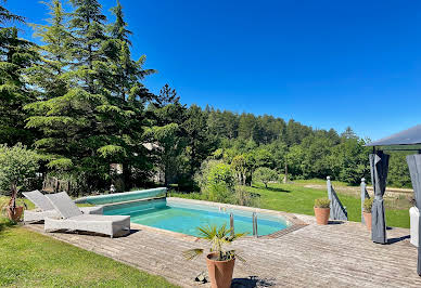 Maison avec piscine et jardin 5