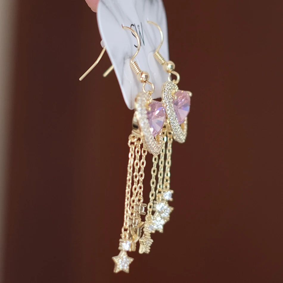 Exquise Saturn lange witte stenen oorbellen. Voeg elegantie en glans toe aan je look. Perfect voor speciale gelegenheden.