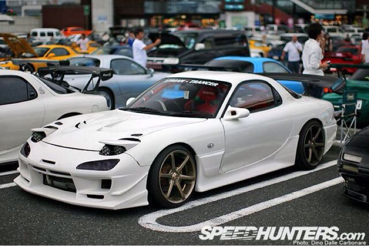 RX-7のガルウィング・魅せるエンジンルーム・細かい拘り満載・ノーマルナックルに関するカスタム事例の投稿画像1枚目