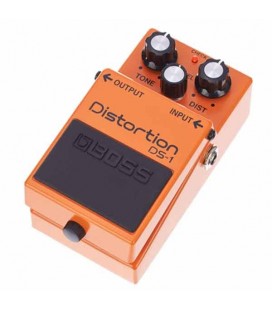 Pedal Boss DS-1 Distortion foto a 3/4 direita