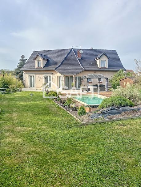 Vente maison 8 pièces 243 m² à Chalons-en-champagne (51000), 390 000 €