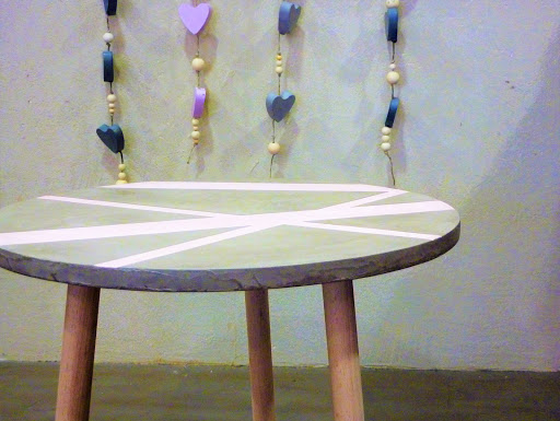 Table d'appoint béton ciré motifs géométriques Junny couleur rose pastel