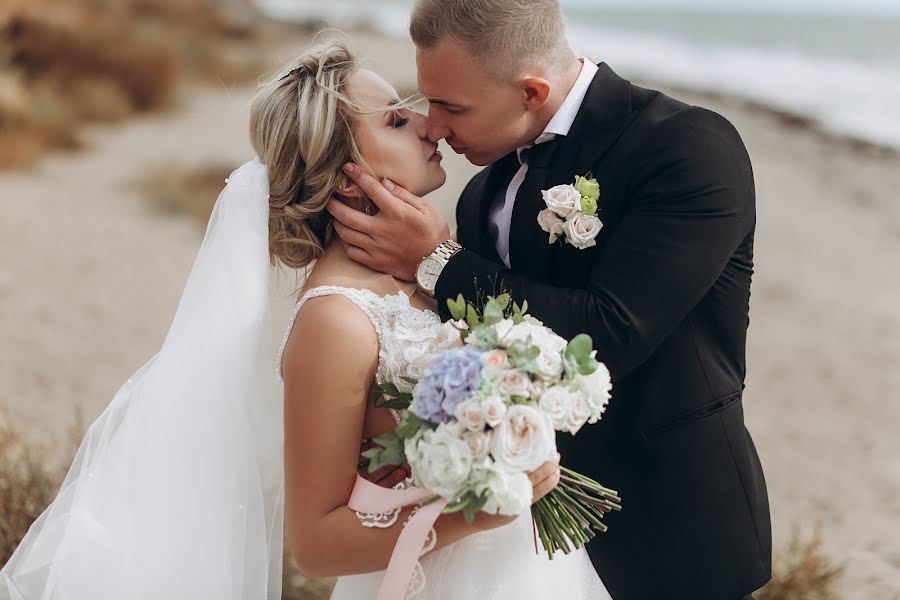 Fotógrafo de casamento Elizaveta Artemeva (liza1208). Foto de 4 de março 2020