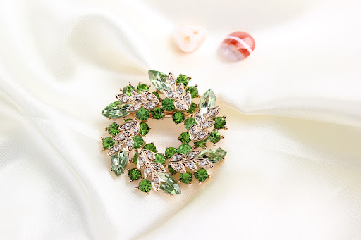 Title 4, Kristallen broche met diamanten, Bauhinia-vorm....