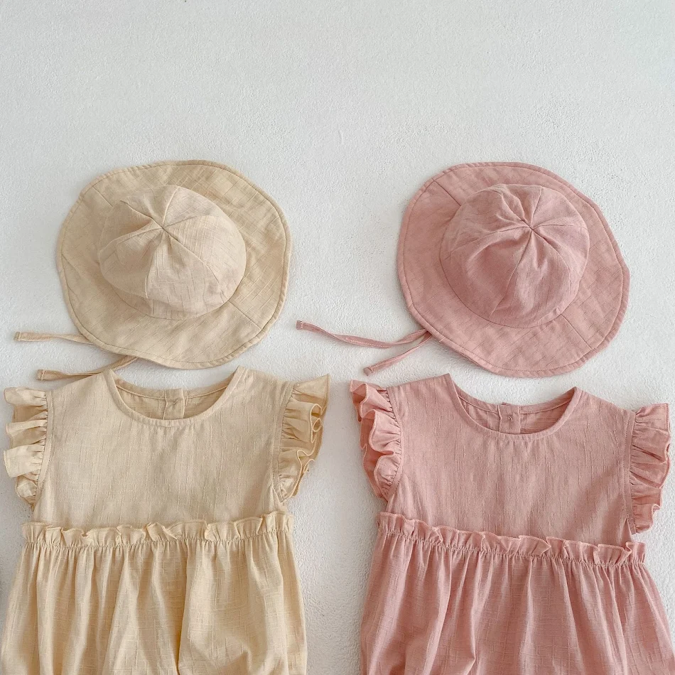 Barboteuse bébé fille couleur unie et chapeau de soleil. Protège et habille votre petite fille les jours ensoleillés. Confortable et adorable.