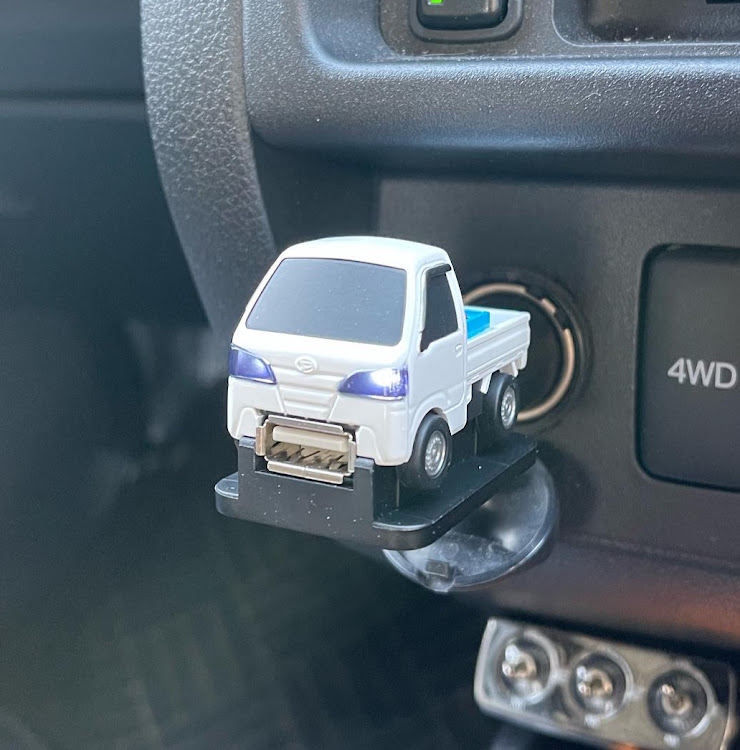 ハイゼットジャンボのカーメイト(CAR MATE)・USBチャージャー・ハイゼット・カーアクセサリーに関するカスタム事例の投稿画像1枚目