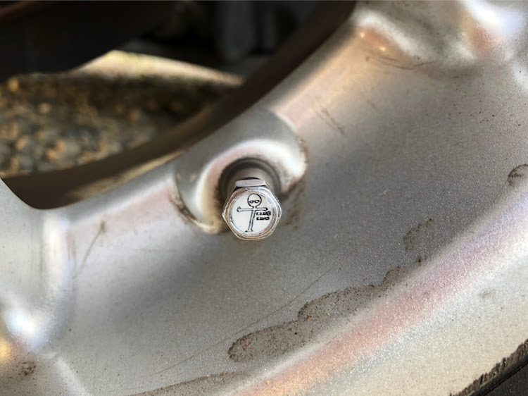 3シリーズ セダンのLUAS・バルブキャップ・BBS・CLUB  E46・遇に関するカスタム事例の投稿画像1枚目