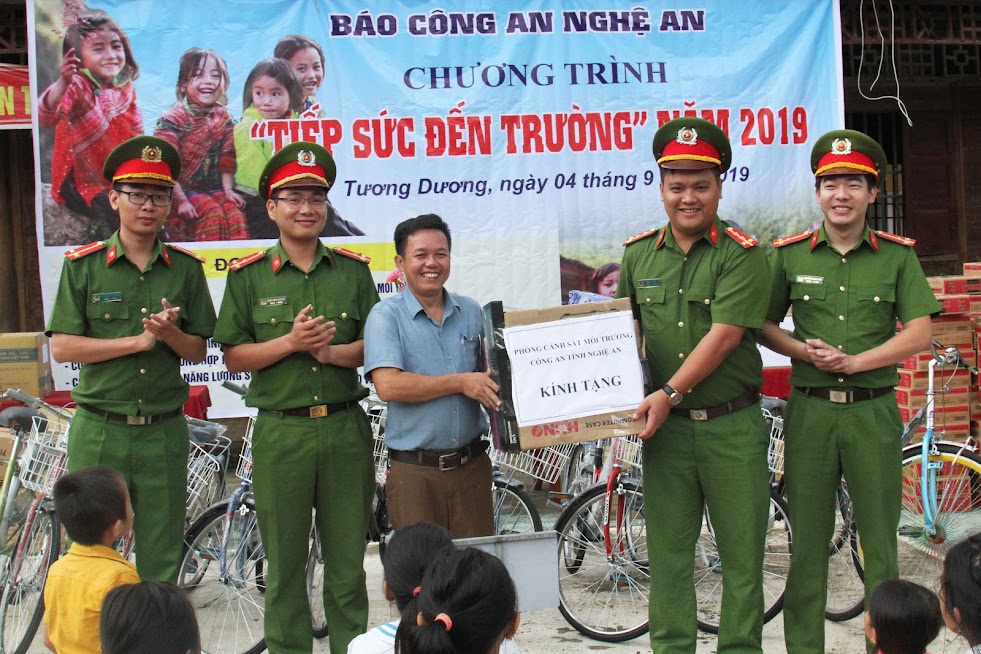 Phòng Cảnh sát Môi trường đồng hành cùng Báo Công an Nghệ An trong Chương trình “Tiếp sức đến trường lần thứ 4”, trao quà tại Trường Tiểu học Yên Hòa 2, xã Yên Hòa, huyện Tương Dương