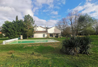 Maison avec piscine et terrasse 15