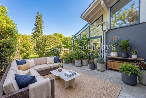 Salon extérieur avec canapé d'angle et plantes dans cette Maison de luxe à vendre à Veigy-Foncenex (1 150 000 € - 251 m²)