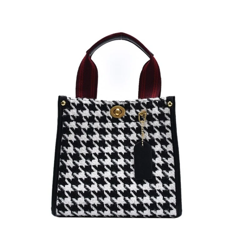 Sac à main en toile à carreaux à une épaule, un accessoire de mode polyvalent pour un usage quotidien. Parfait pour transporter vos essentiels avec style et confort.