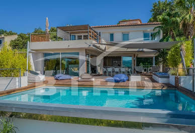 Villa avec piscine et terrasse 11