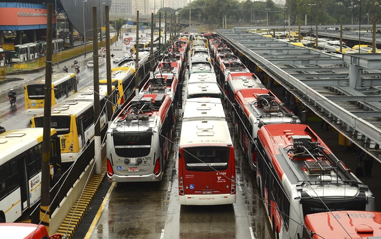 Visão de uma estação de transporte,  tanto de metrô quanto de ônibus.