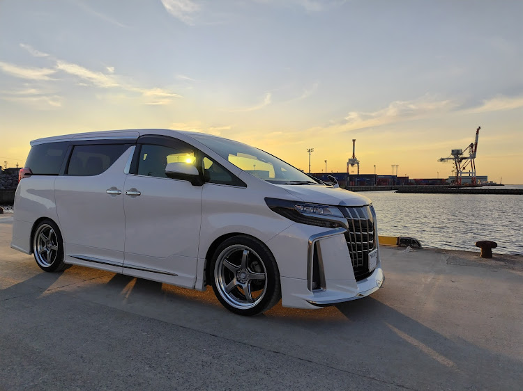 アルファードの梅雨入り間近・車きたなっww・洗車がしたいに関するカスタム事例の投稿画像1枚目