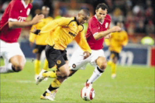 FLASHBACK: Kaizer Chiefs' Gert Schalkwyk and Manchest United's Ryan Giggs in thier previous Vodacom Challenge match at Newlands Stadium in Cape Town twoo years ago. Pic. Lefty Shivambu. 18/07/2006. © Gallo Images