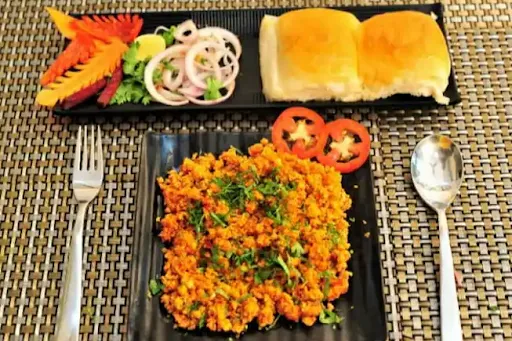 Schezwan Egg Bhurji With 2 Pav