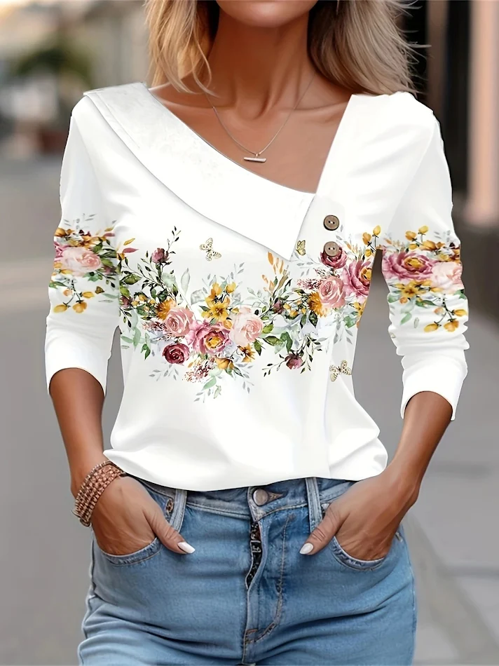 Camiseta Longa com Gola Diagonal, Estampa Floral e Bloco de Cores. Conforto e estilo para um look moderno e feminino.