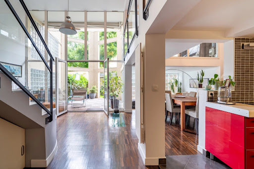 Entrance hall with staircase and outside view - Prestige property for sale in Asnieres-sur-seine, 6 rooms, 4 bedrooms