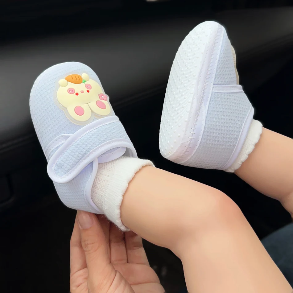 Bebi patike sa mekim đonom za bebe i malu decu, protiv klizanja, idealne za prve korake i sigurnu šetnju.