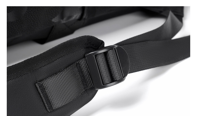 Bolsa para laptop de couro macio masculina, ombro, ideal para trabalho e estudos. Elegância e proteção para seu notebook com conforto.