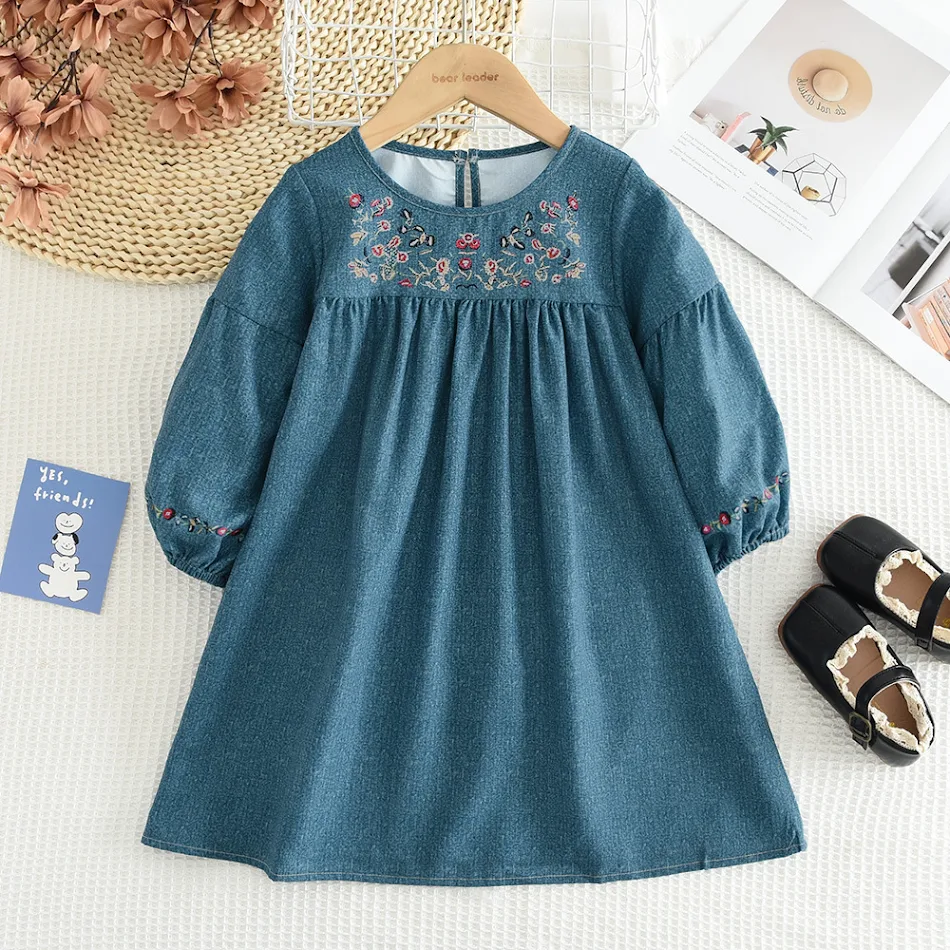 Robe en jean brodée printemps et automne pour fille, confortable et élégante, idéale pour les sorties et les journées décontractées.