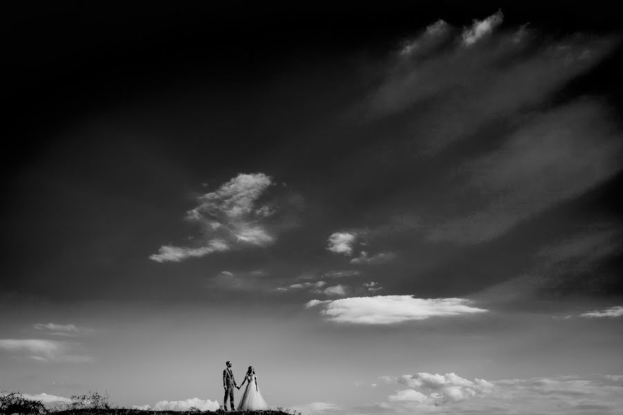 Fotógrafo de casamento Nelutu Rosu (neluturosu). Foto de 5 de maio 2023