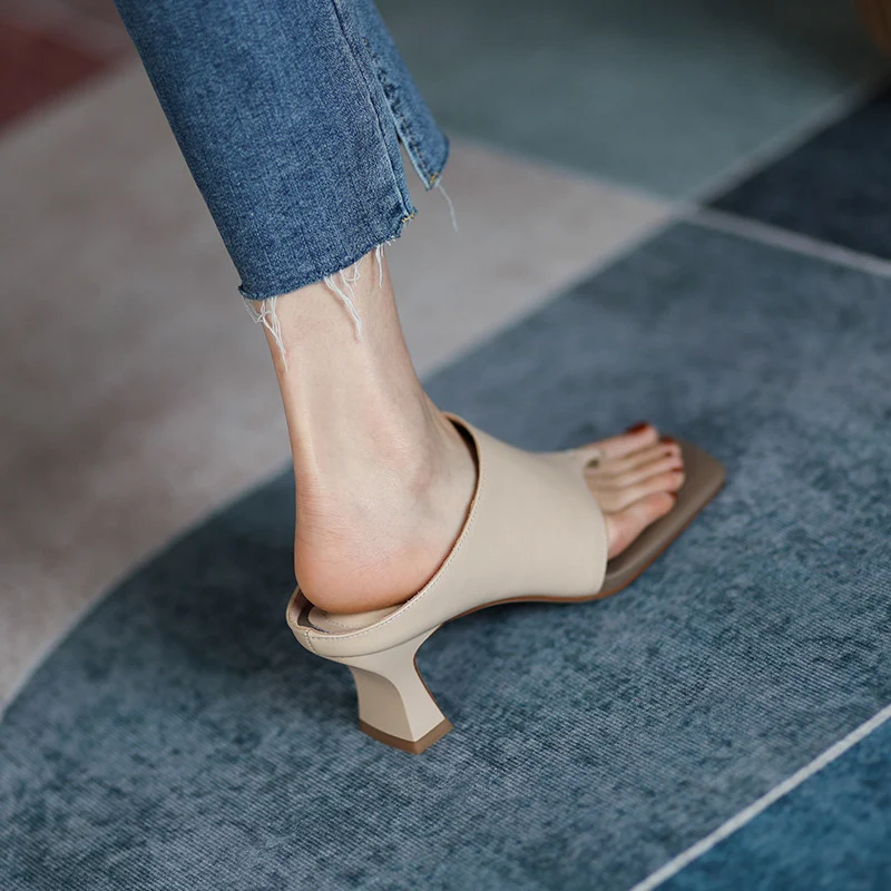 Effen gekleurde teenslippers met vierkante neus en dikke hakken, ideaal voor een stijlvolle look.