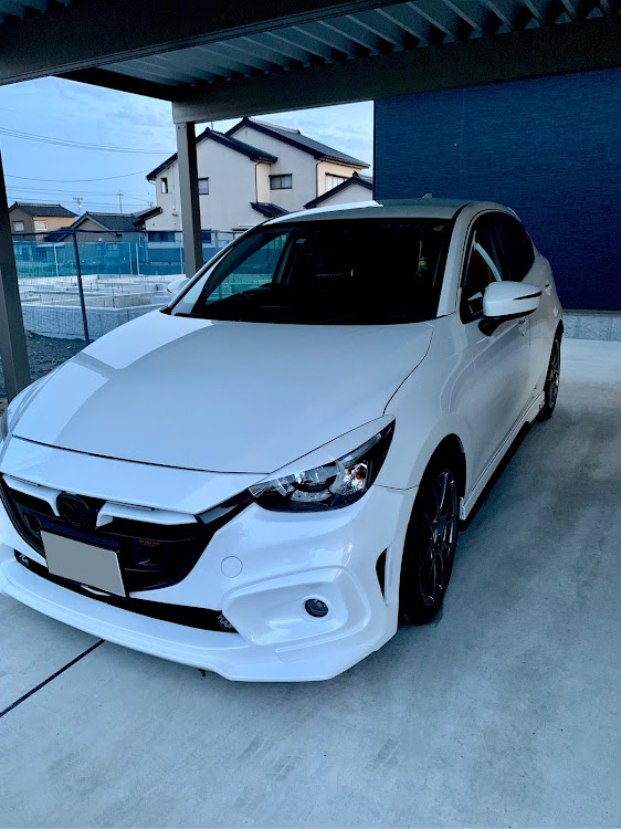 デミオの仮面ライダー・半顔・休みの日・駐車場にてに関するカスタム事例の投稿画像5枚目