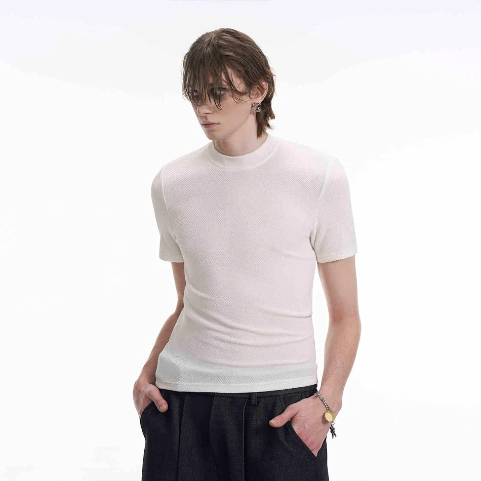 Herren Rundhals Slim Fit Shirt, dünnes Stretch-Material, kurze Ärmel. Bietet Komfort und Bewegungsfreiheit im Alltag.