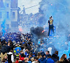 Honderden Club Brugge-supporters geven hun kampioenen blauw-zwart welkom in straten van Brugge