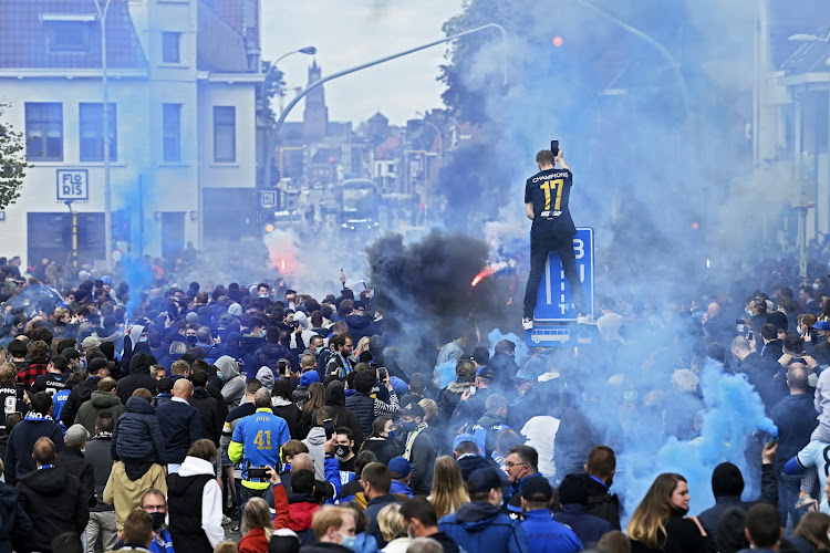 Honderden Club Brugge-supporters geven hun kampioenen blauw-zwart welkom in straten van Brugge