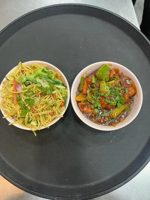 Veg Hakka Noodles With Chicken Chilli [Serves 1]