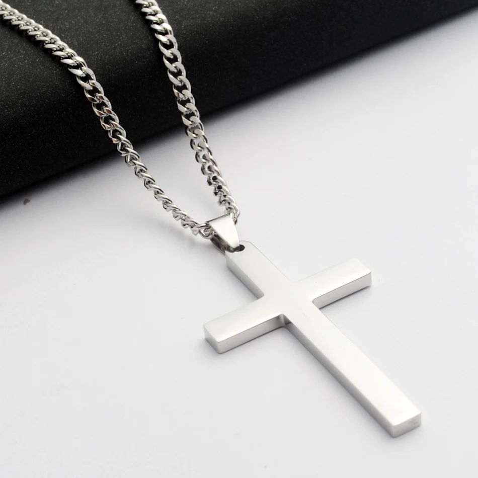 Collier croix simple et léger avec plaque pour homme et femme. Un symbole religieux discret et élégant, parfait pour un usage quotidien ou un cadeau.