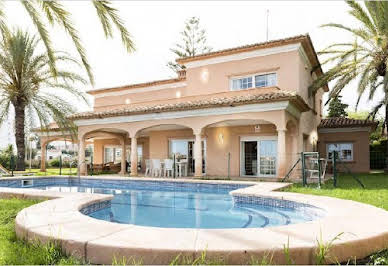 Villa avec piscine et terrasse 2