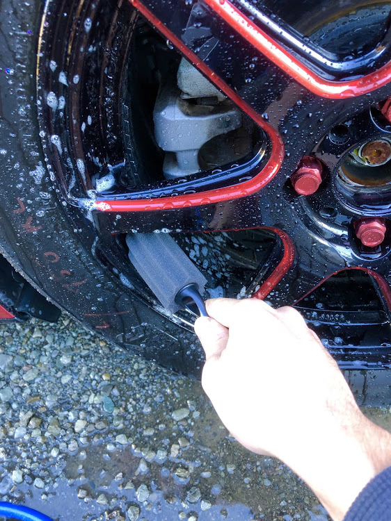 S660の洗車・シュアラスター・シュアラスターホイールクリーナー・ホイール洗浄・Rosso cremisiに関するカスタム事例の投稿画像3枚目