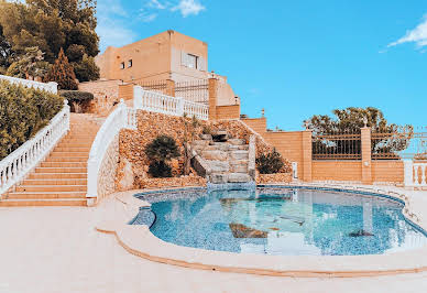 Villa avec piscine et terrasse 1