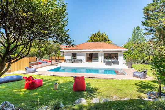 Villa avec piscine en bord de mer